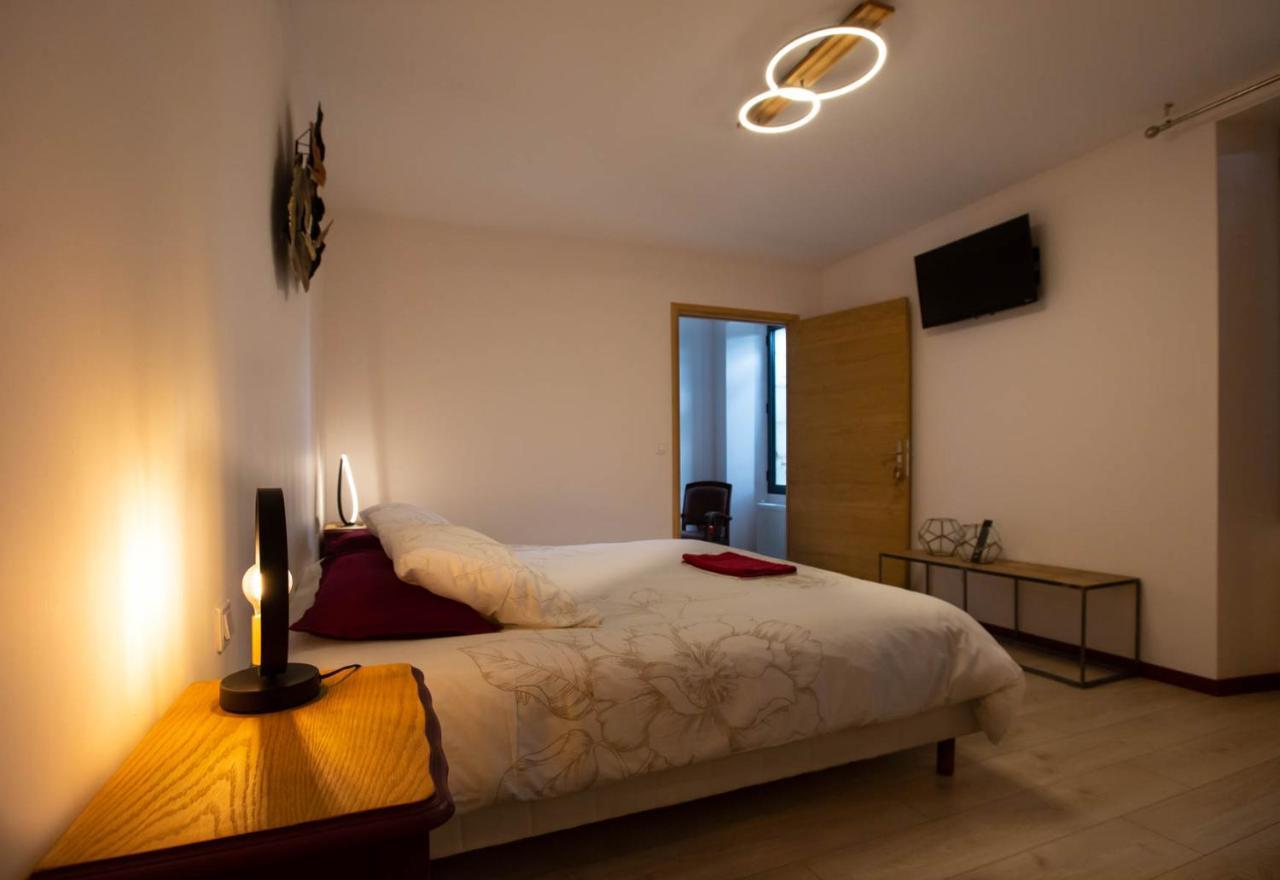 Au Bouchon Hotell Saint-Aigulin Exteriör bild